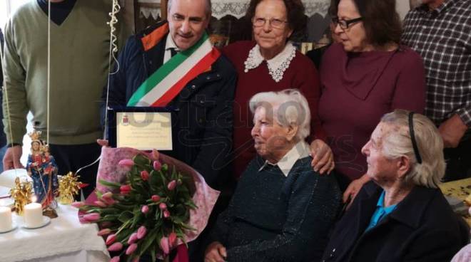 Positano. Rosa Celentano festeggia i suoi 100 anni con amici e parenti