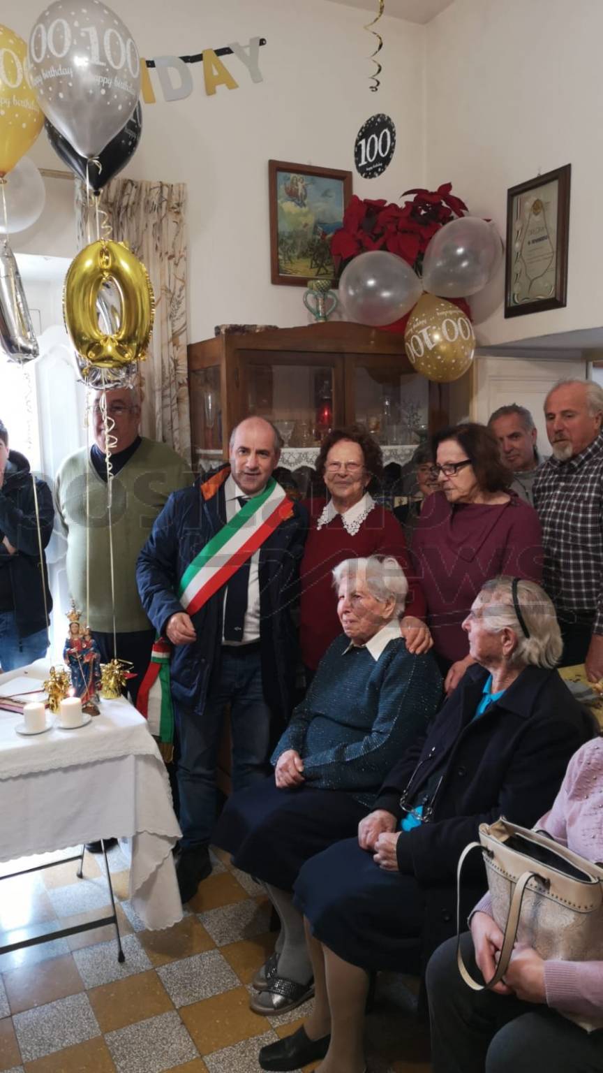 Positano. Rosa Celentano festeggia i suoi 100 anni con amici e parenti