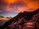 Positano. Tramonto di Carnevale rosso fuoco