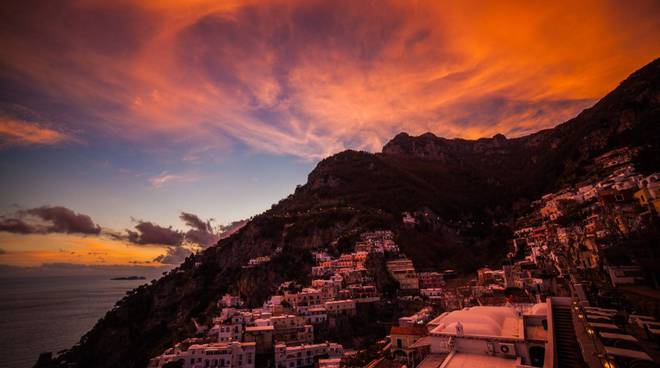 Positano. Tramonto di Carnevale rosso fuoco