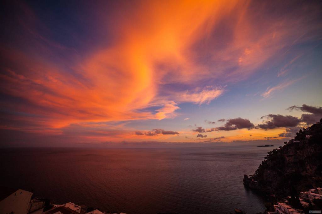 Positano. Tramonto di Carnevale rosso fuoco