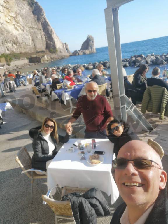 spiaggia meta, auguri ad anastasio a sanremo