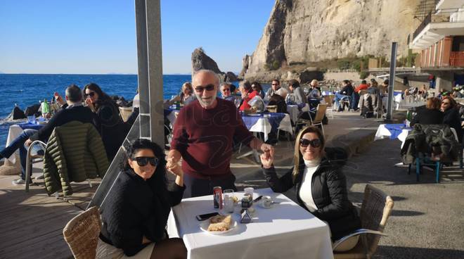 spiaggia meta, auguri ad anastasio a sanremo