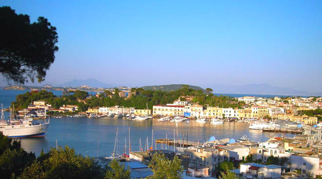 Ischia, ecco cosa vedere e come raggiungerla in traghetto