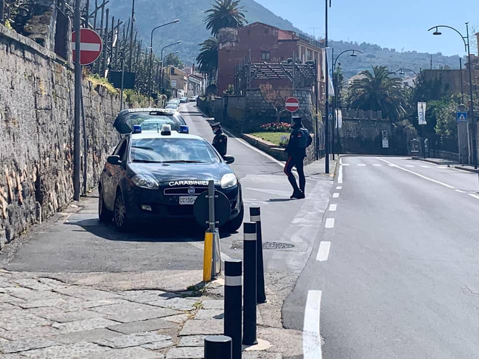 Meta. Controlli in Piazza Madonna del Lauro 