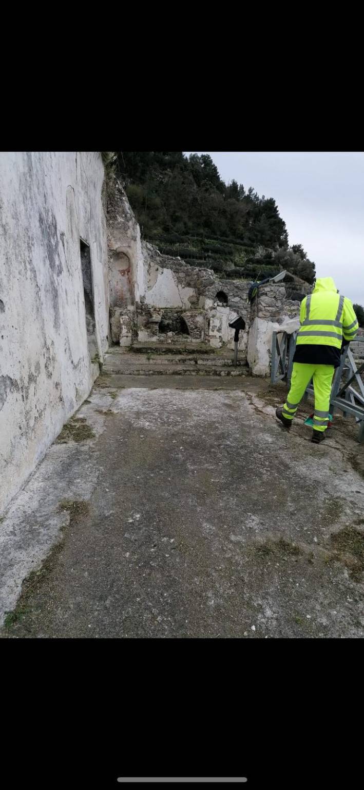 Minori. Al lavoro per la pulizia del Campanile dell'Annunziata