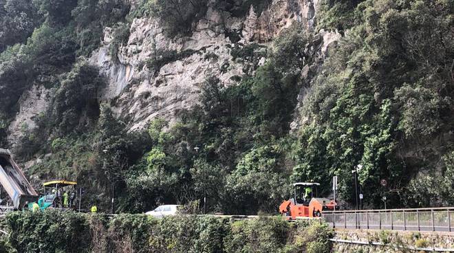 Positano semaforo per i lavori per l'asfalto per la S.S. 163