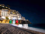 Amalfi. Il Comune illumina col tricolore le arcate della Marina Grande. La speranza da uno dei paesaggi simbolo d