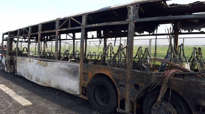 autobus fiamme domitiana