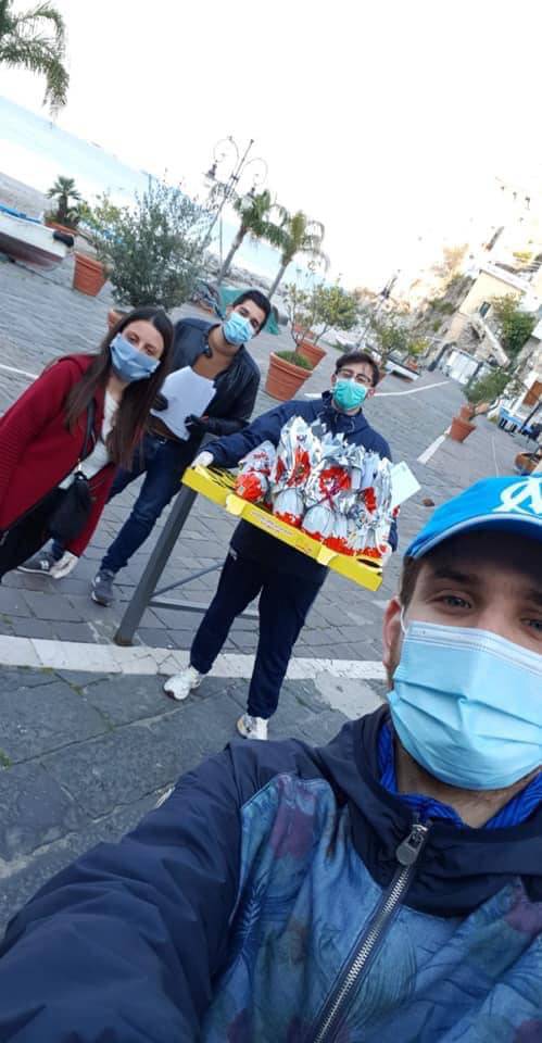 Cetara. I ragazzi del Forum dei giovani hanno concluso il giro di Consegne delle uova di cioccolato, insieme ad u