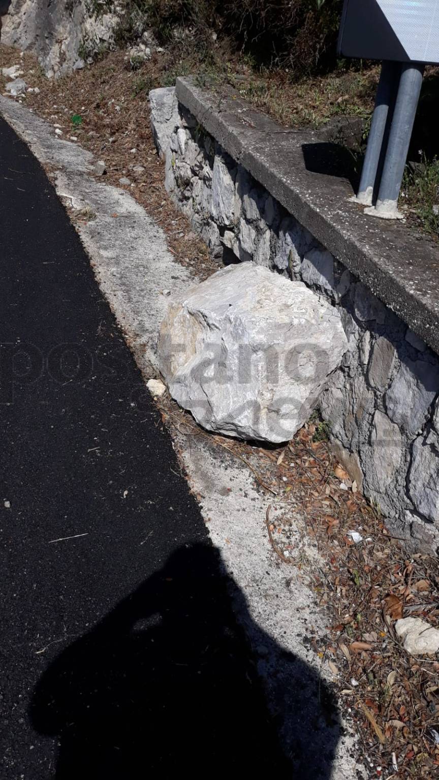 Piano di Sorrento / Positano. Detriti nelle cunette della statale