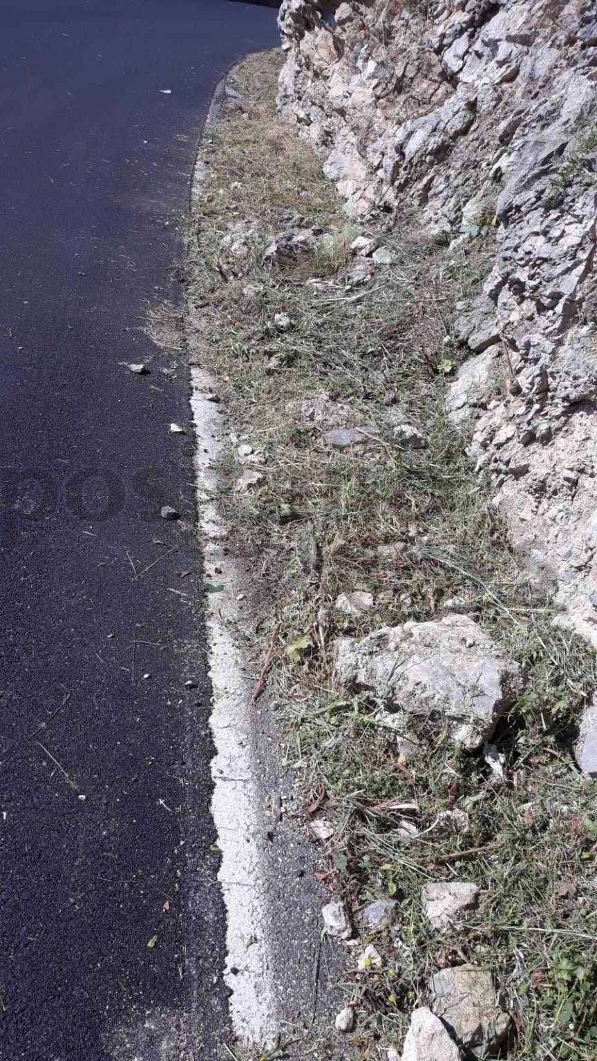 Piano di Sorrento / Positano. Detriti nelle cunette della statale