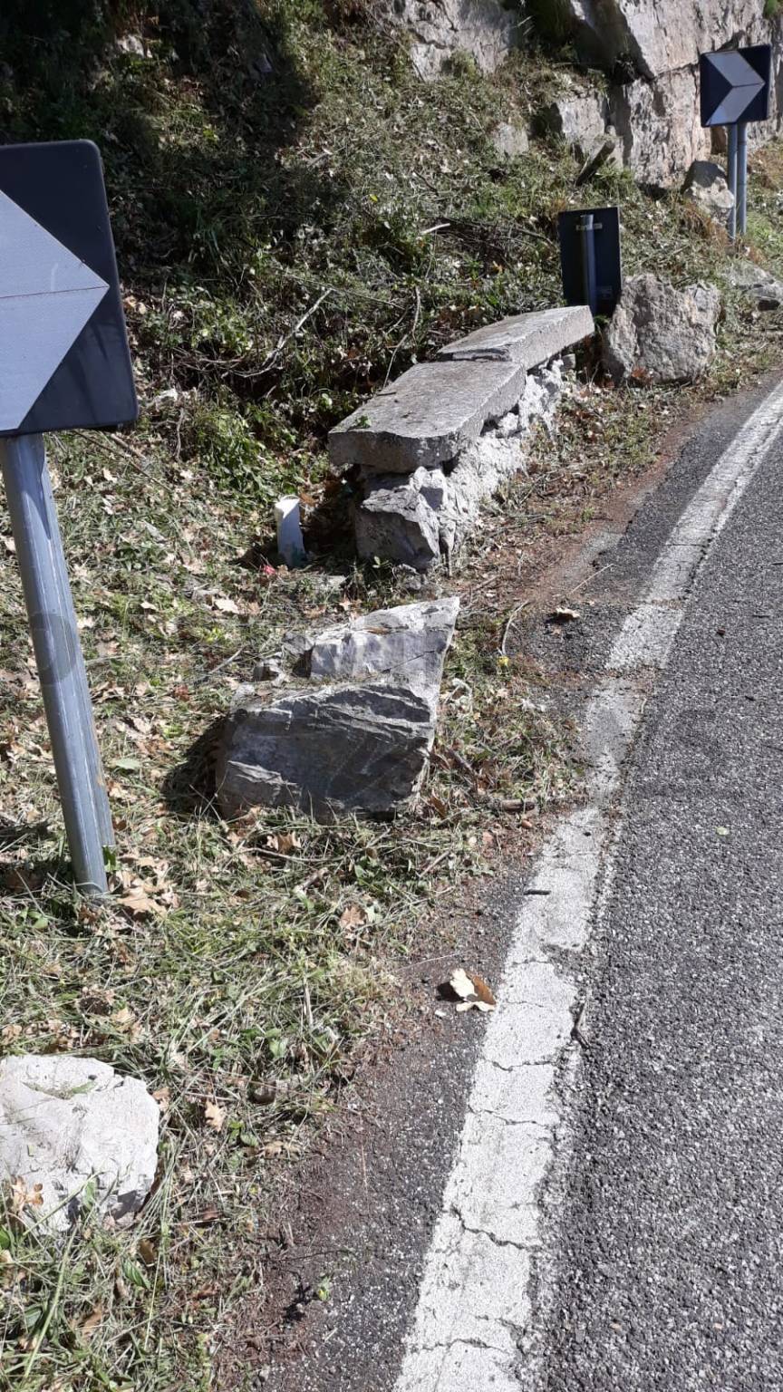 Piano di Sorrento / Positano. Detriti nelle cunette della statale