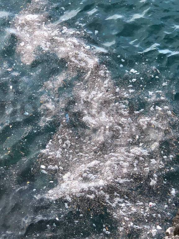 Praiano. Ancora uno sversamento di sporcizia a mare, le foto della vergogna