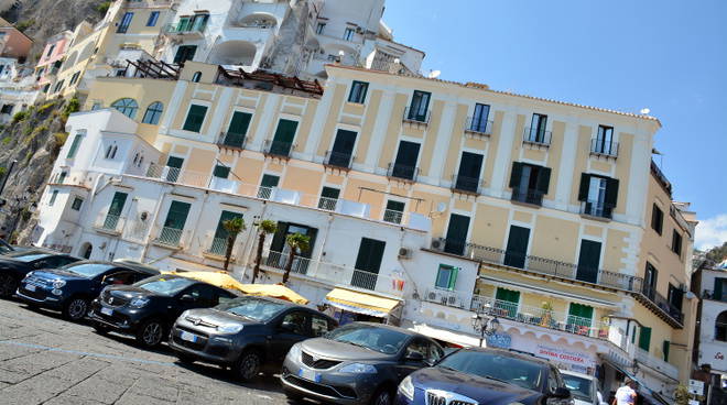 amalfi sosta piazza flavio gioia 