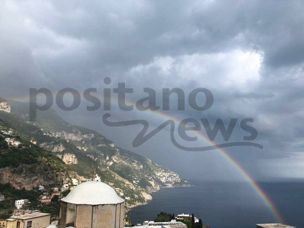 L'arcobaleno abbraccia Positano