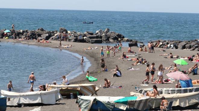 La Sardegna e la Sicilia sfidano il Governo: "Venga chi ha il certificato di negatività"