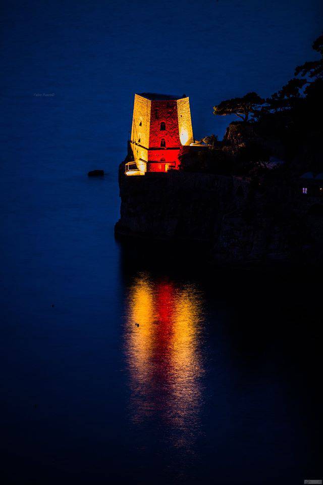 Torre Fornillo illuminata per la Croce Rossa a Positano 