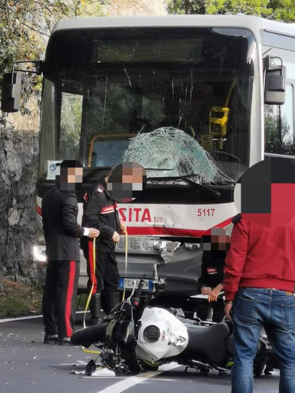 Vico Equense, Statale Amalfitana. Violento incidente tra moto e bus della SITA. File da e per Positano