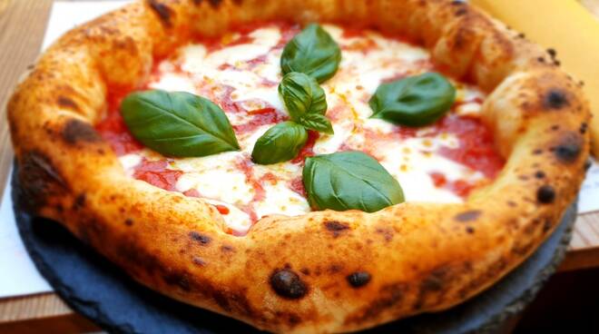 Alla pizzeria Il Piennolo di Cetara si viaggia tra i sapori della Costiera amalfitana col menu “100% Costa divina”