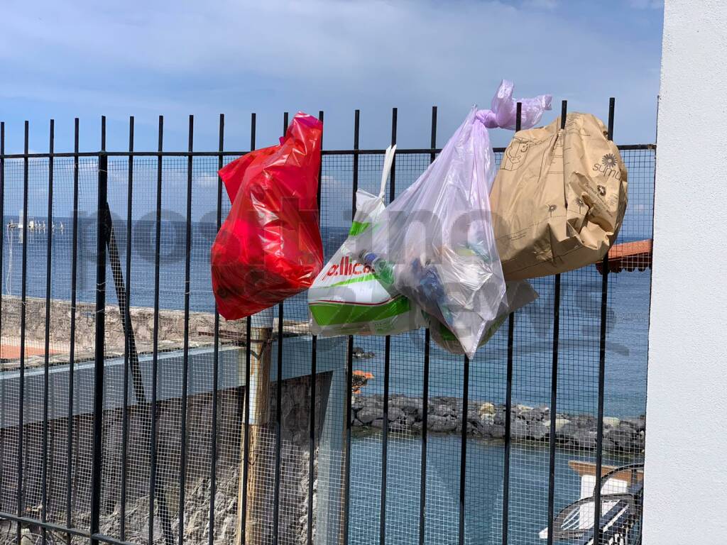 Massa Lubrense, Riviera di San Montano sporcata dai rifiuti