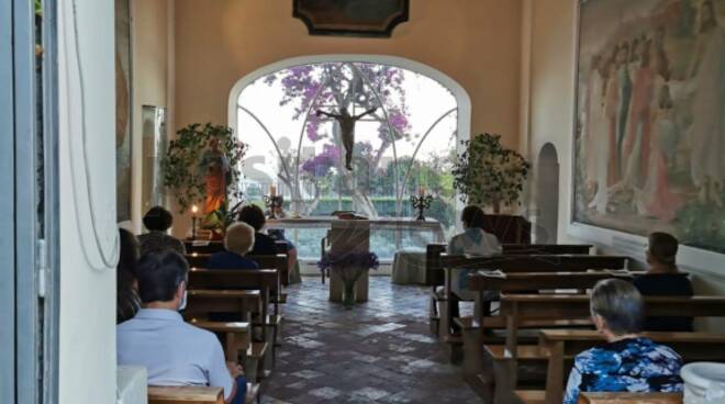 Positano. La Vigilia di San Pietro a Laurito: i fedeli in preghiera