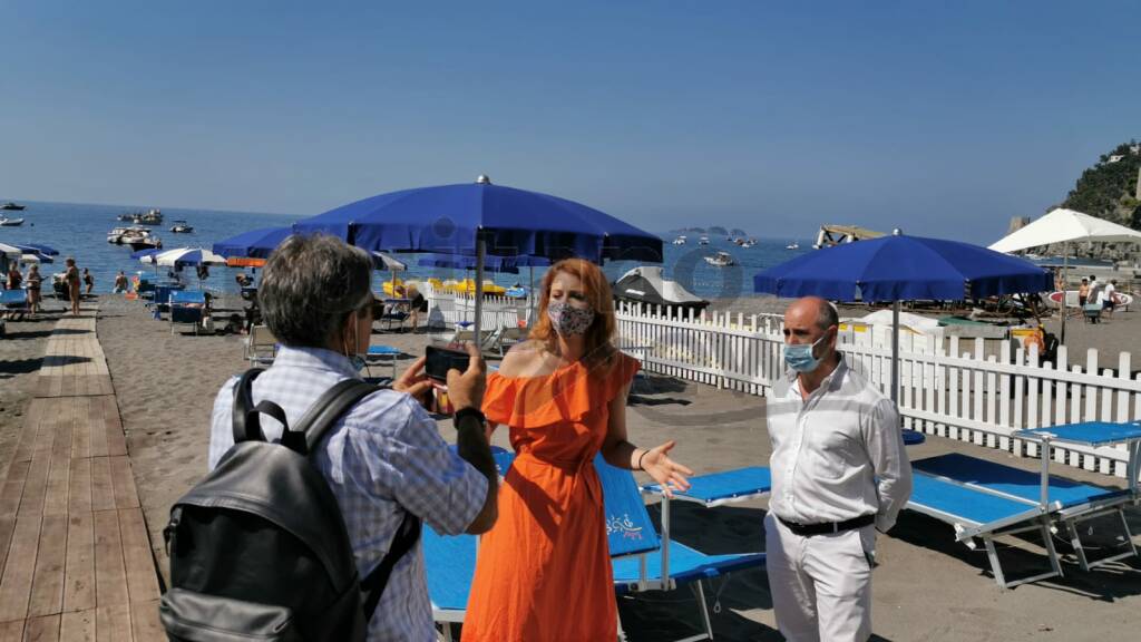 Positano, Uno Mattina in Spiaggia Grande con il sindaco De Lucia