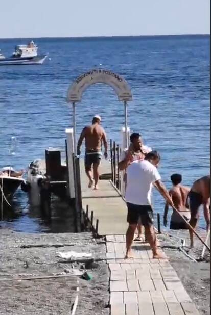 A Positano è partita l'estate: il pontile dei Lucibello è completo