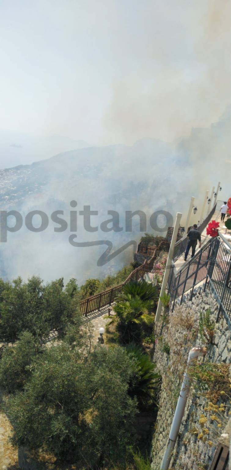 Agerola, incendio a San Lazzaro