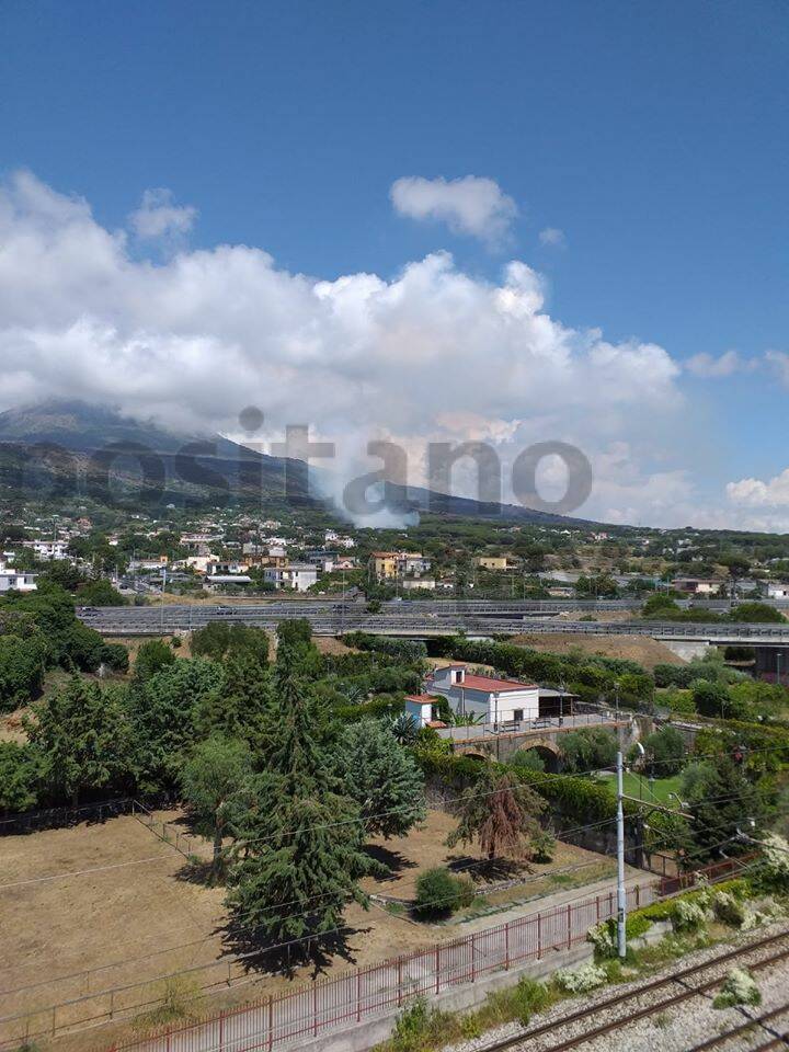 incendio alle pendici del vesuvio