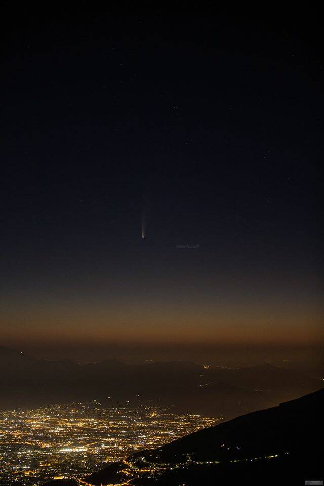 Lo spettacolo della cometa Neowise, visibile a occhio nudo (o quasi). Foto di Fabio Fusco