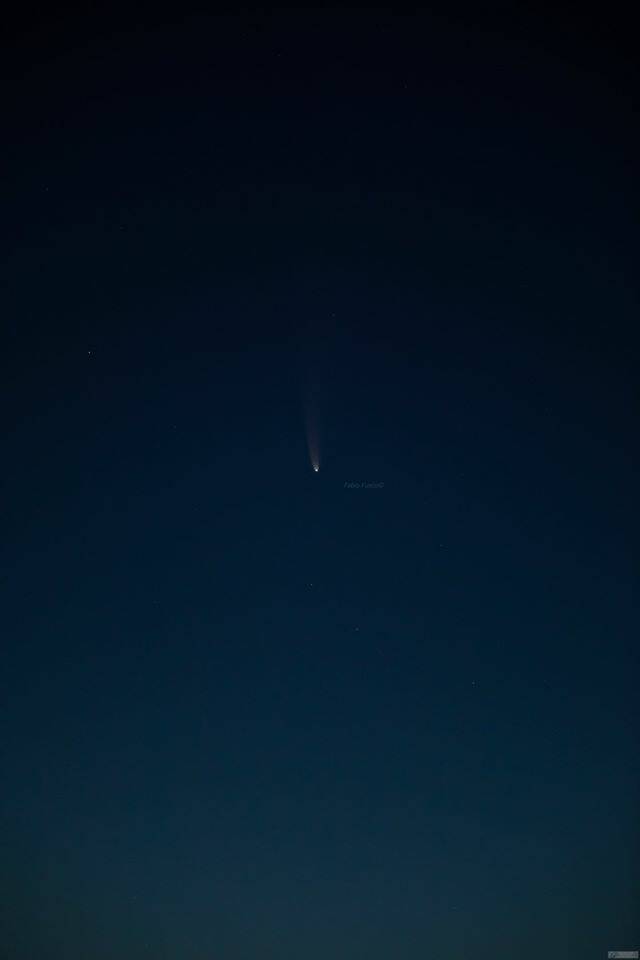 Lo spettacolo della cometa Neowise, visibile a occhio nudo (o quasi). Foto di Fabio Fusco