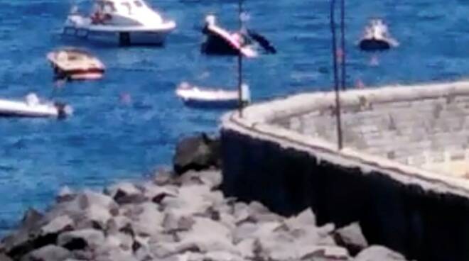 Paura a Capri, imbarcazione di 12 metri rischia di affondare a Marina Grande