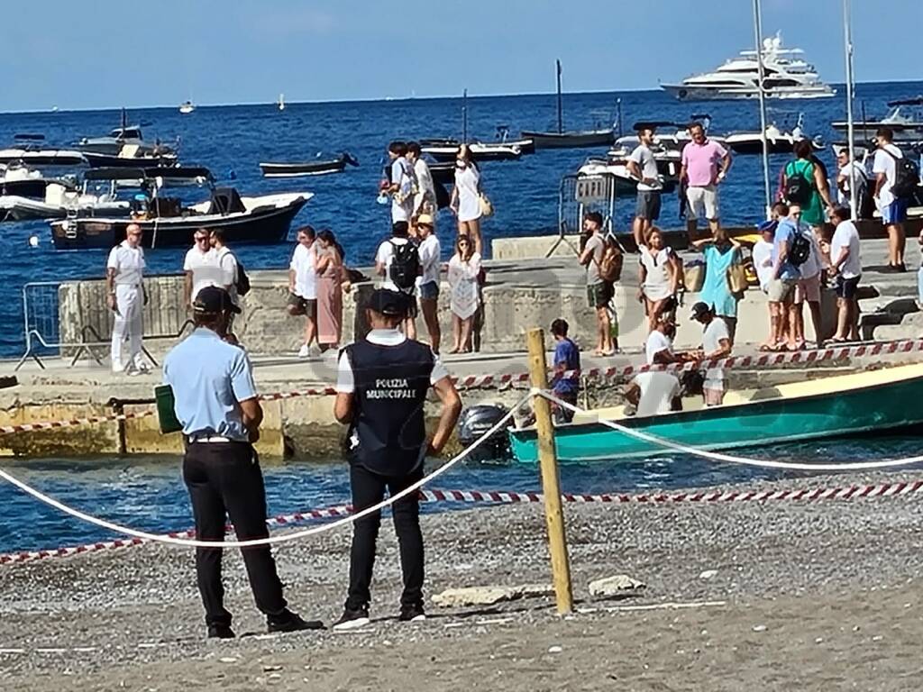 Positano. Pulizia dei Fondali con tanti sub, transennamenti e controlli della polizia municipale in spiaggia