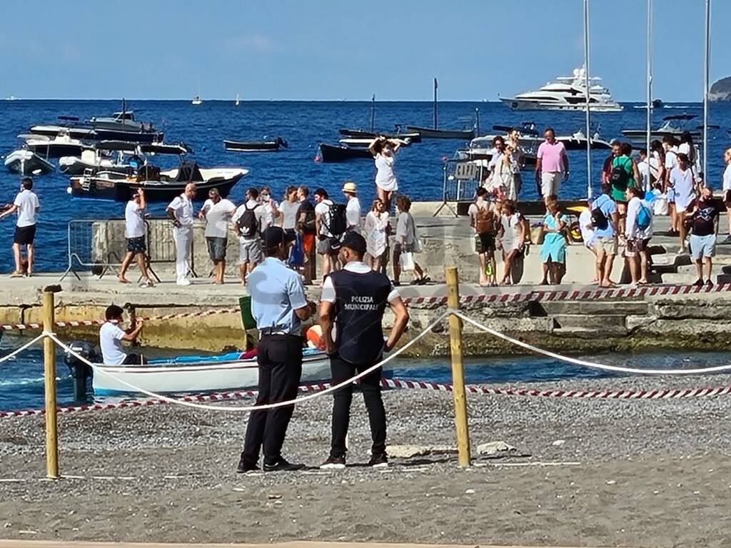 Positano. Pulizia dei Fondali con tanti sub, transennamenti e controlli della polizia municipale in spiaggia