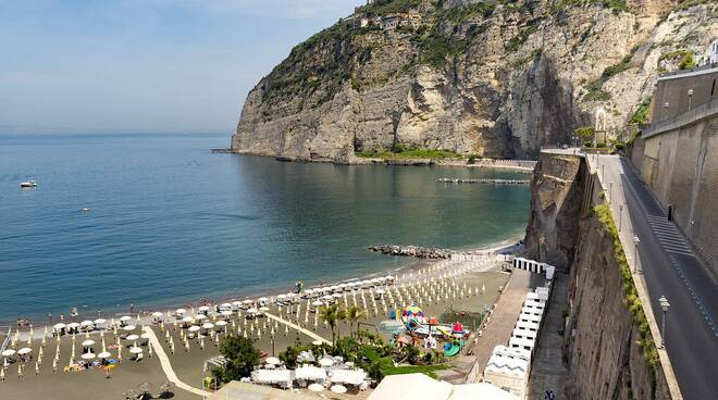 Castellammare contro Meta , Vico e Sorrento . Di Martino &quot;No al divieto  alle spiagge libere per i non residenti &quot; - Positanonews