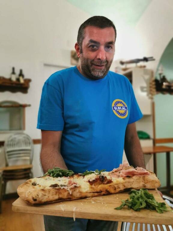 Ticciano, Vico Equense. Pizzeria Al Solito Posto: dal famoso scarpone, al karaoke e la musica live