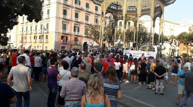 Castellammare di Stabia, Manifestazione in solidarietà del carabiniere aggredito dal branco
