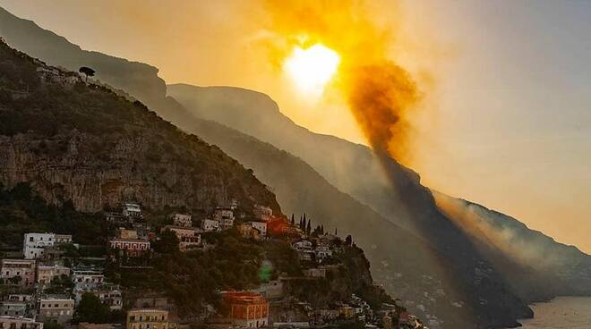 Continua la lunga maratona dell'incendio a Positano. Sopralluogo del DOS, si opera per lo spegnimento