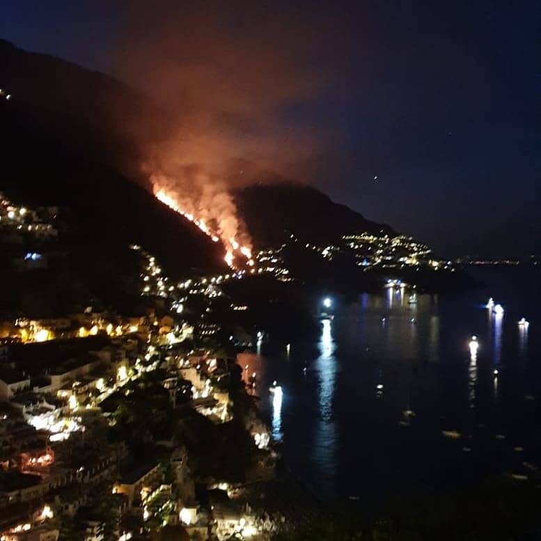 Incendio a Positano Laurito sopra San Pietro sotto Nocelle