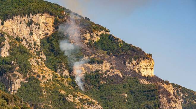 Positano, ancora in fiamme il sentiero degli dei