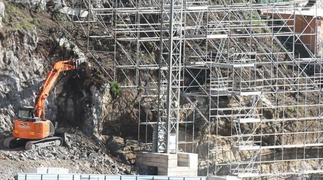 Positano. Ferie per gli operai in lavoro per l'ascensore del Cimitero di Liparlati