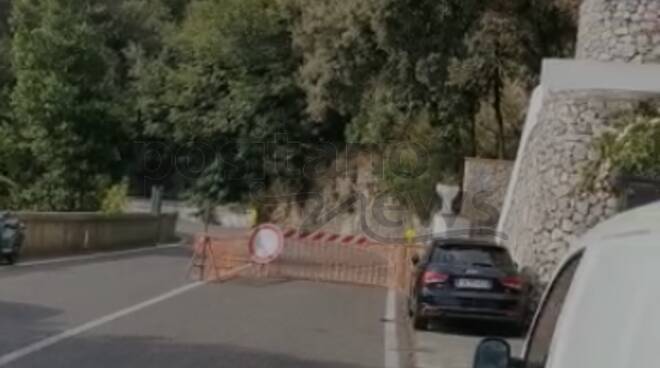 Situazione a Praiano: strada chiusa ma si passa. Lo staff del Sant'Andrea funge da ufficio turistico ed assistenza