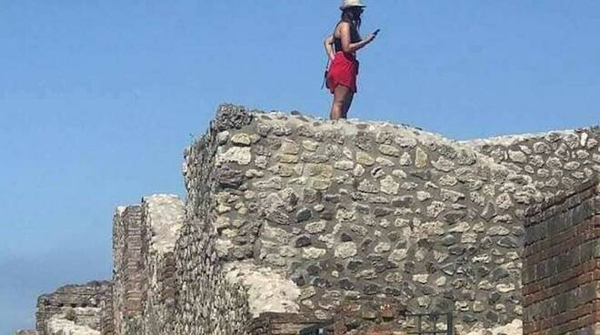 turista sale sul tetto delle terme degli scavi di pompei