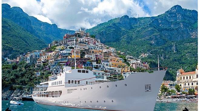 Golfo di Napoli, rinasce Patrizia: la nave del molo San Vincenzo diventa motor yacht di lusso