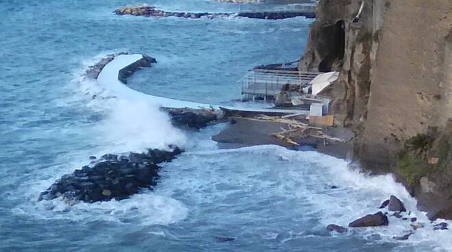 Mareggiata a Sorrento distrugge un pontile in legno