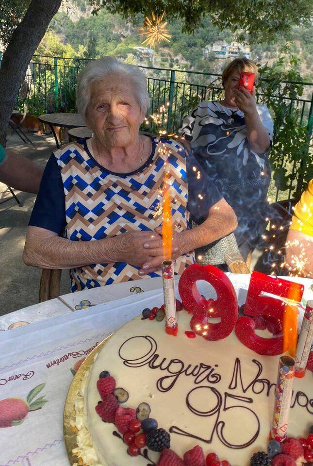 Positano. Tanti auguri a Maria Sorrentino per i suoi 95 anni