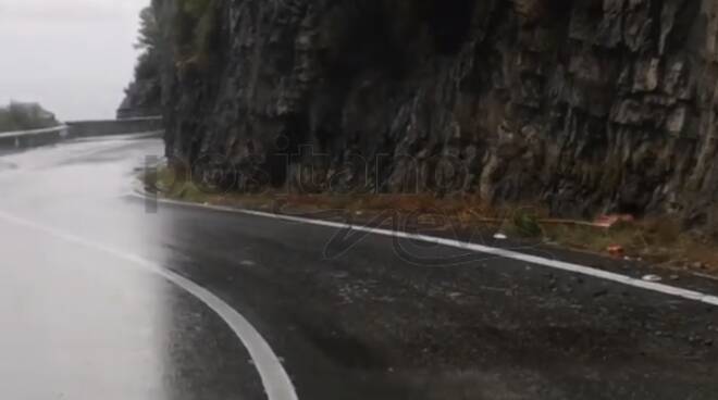 Positano. Tordigliano, pietre sulla Statale Amalfitana verso Piano di Sorrento