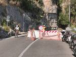 praiano ciclista per la strada interdetta