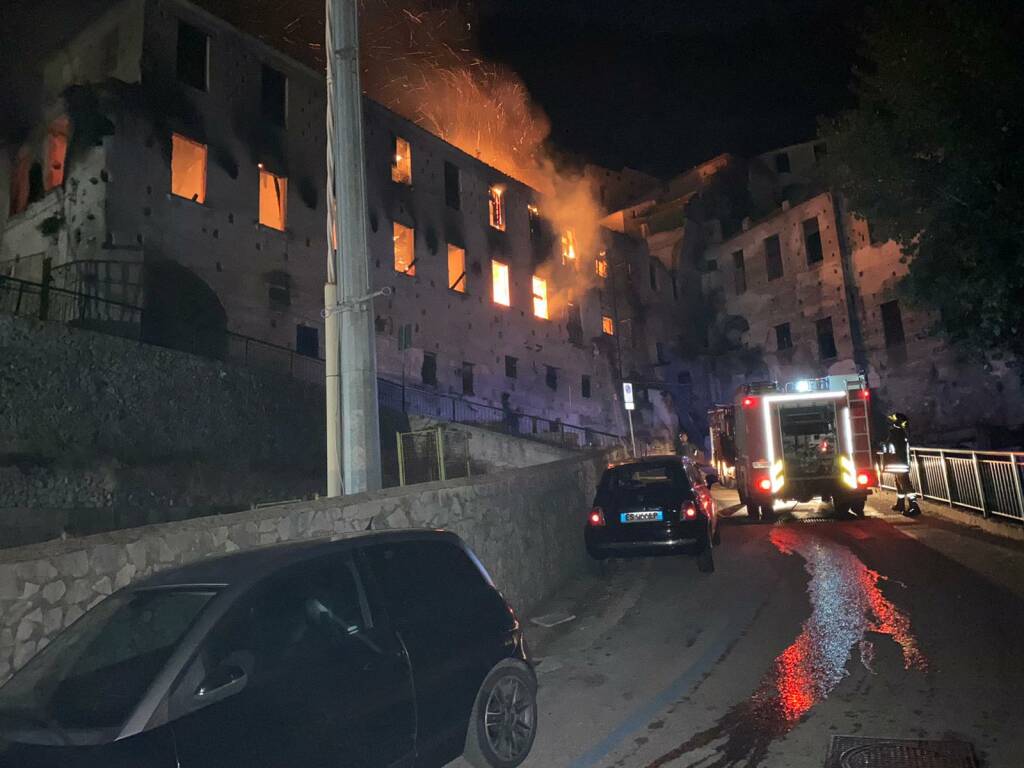 Minori: paura nella notte per l'incendio ad una vecchia cartiera